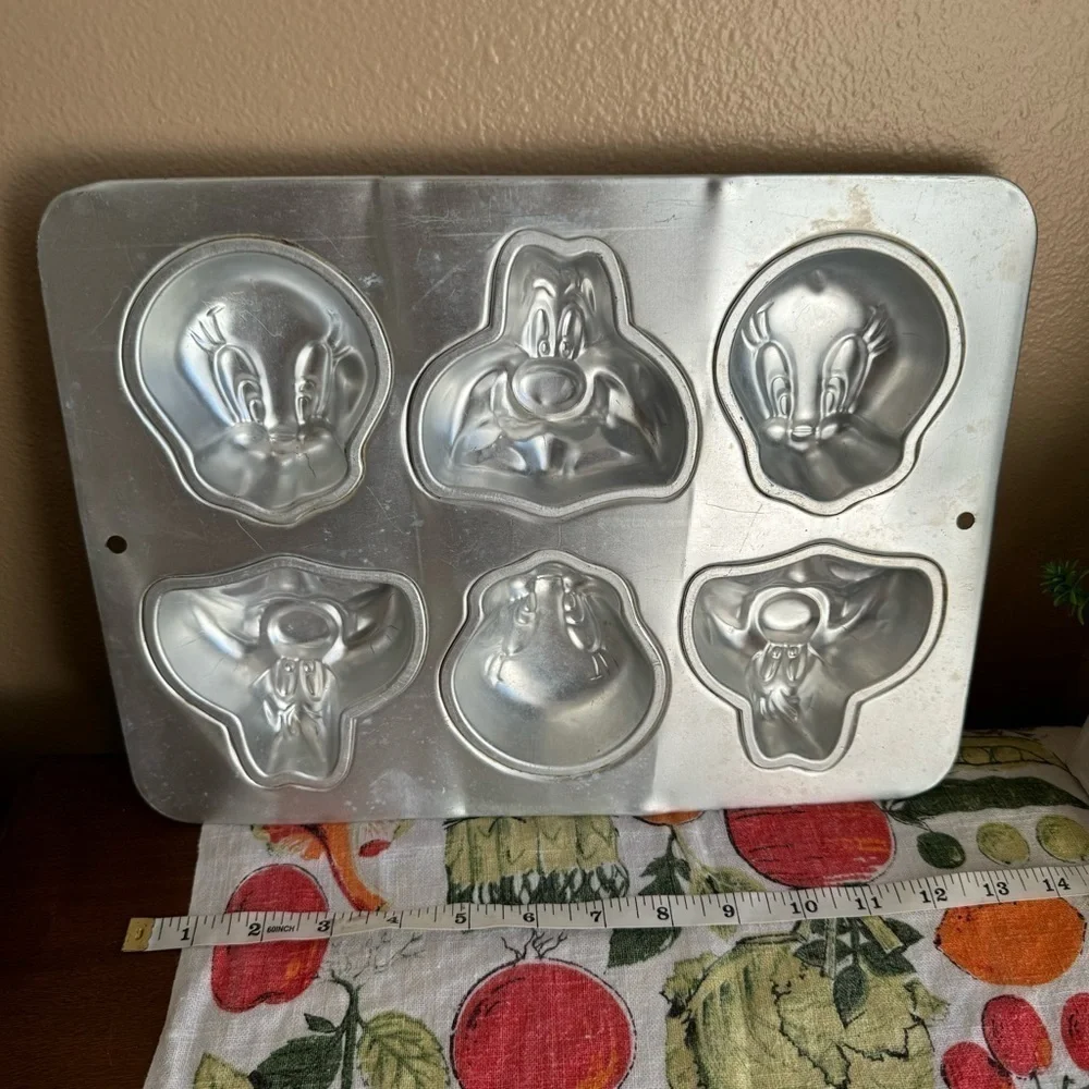 Vintage 90s Looney Tunes and Pooh cake molds set